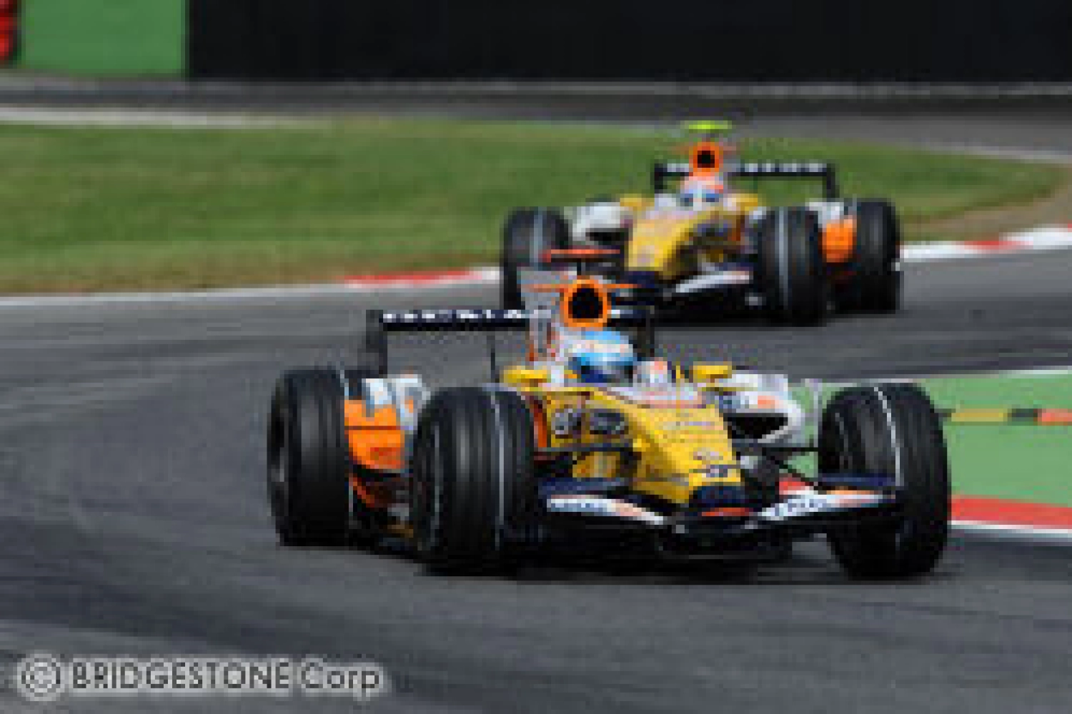 Free Practice 2 – Renault chases Hamilton