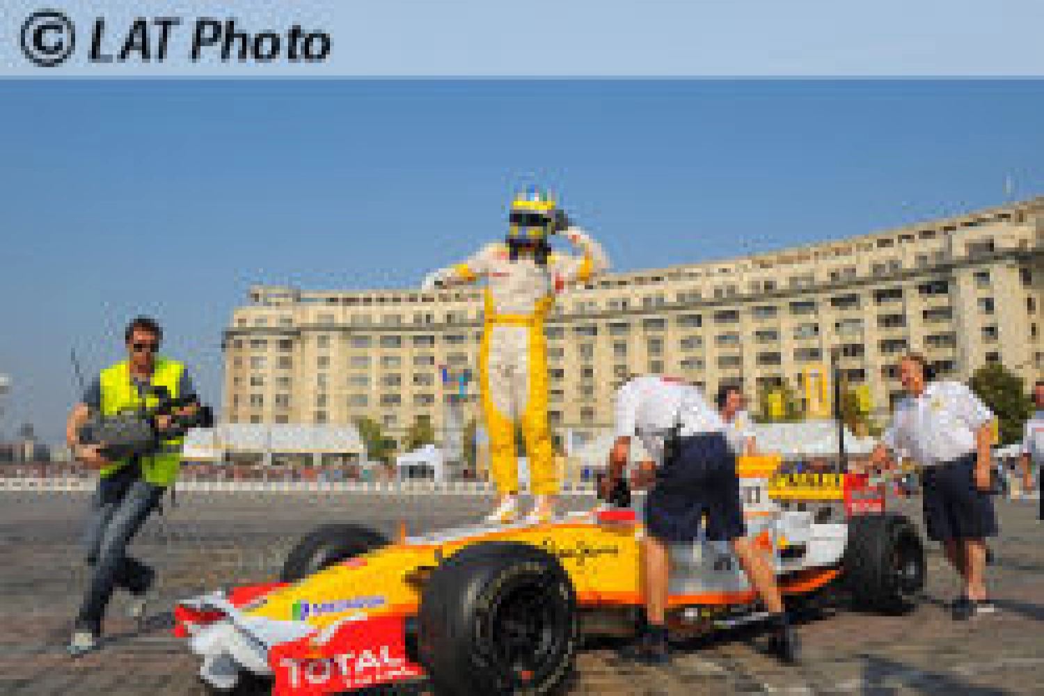 Renault puts on a show in Bucharest with Grosjean and Di Grassi