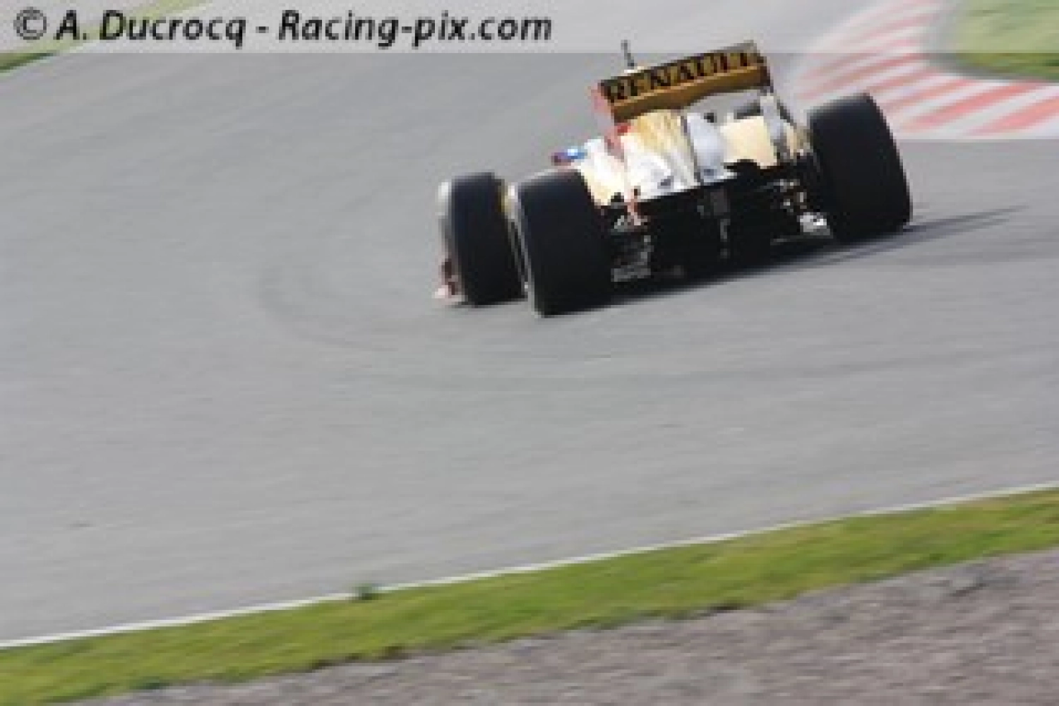 Eric Boullier is delighted to extend Robert Kubica’s contract