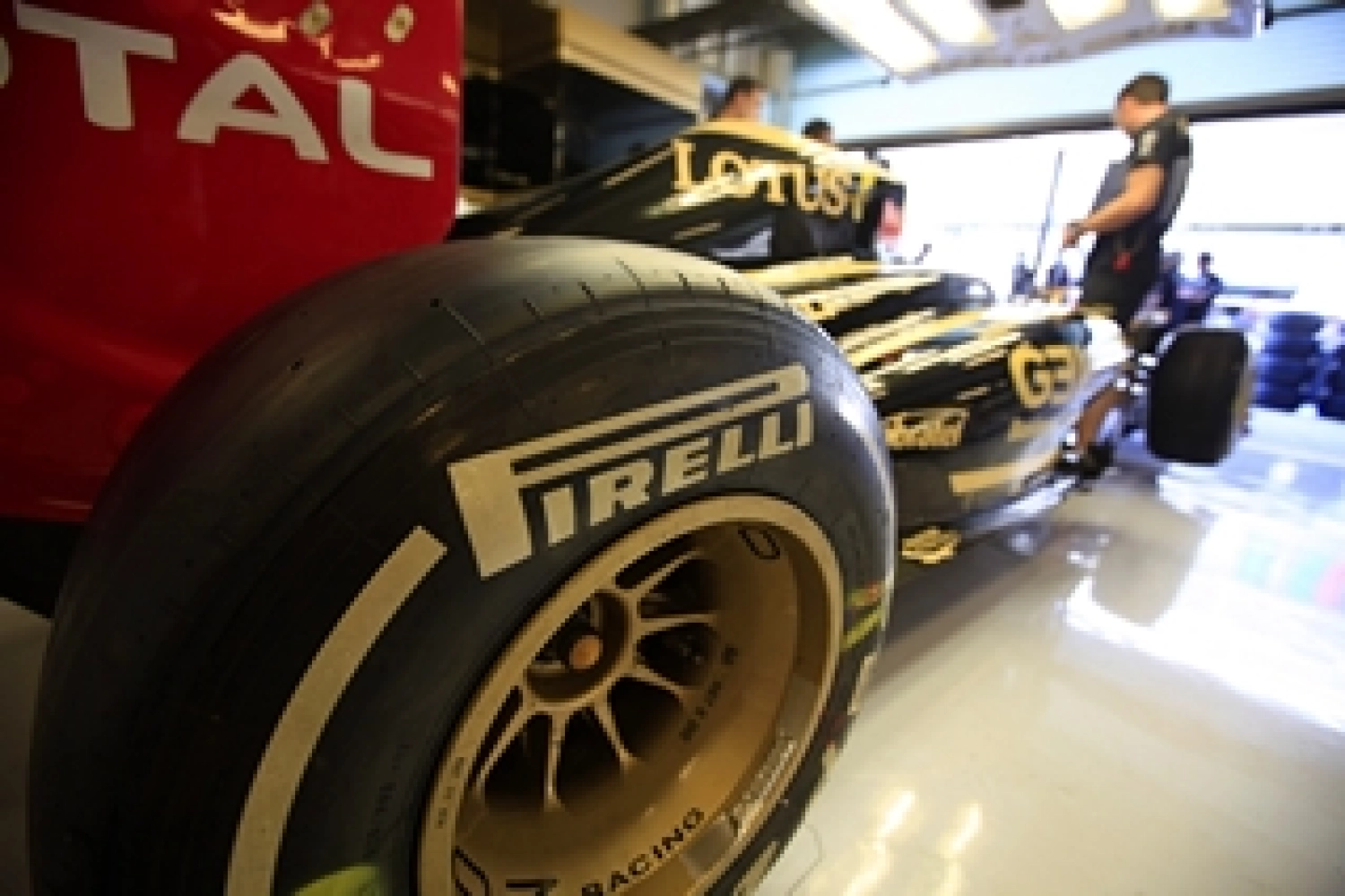 Saturday: Petrov satisfied, Senna at fault at Lotus Renault GP