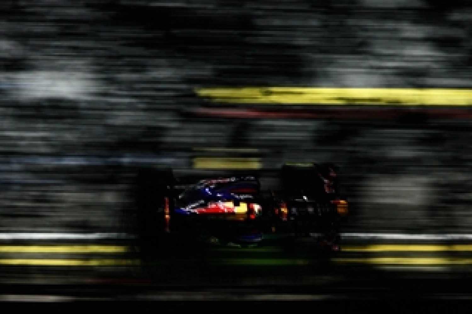 Singapore – Free Practice 1: Sebastian Vettel Between Dog and Wolf