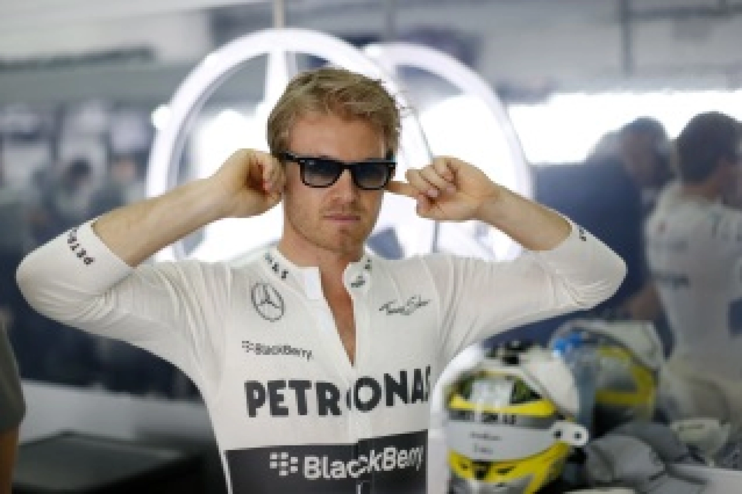 Saturday: Mercedes flies through the raindrops