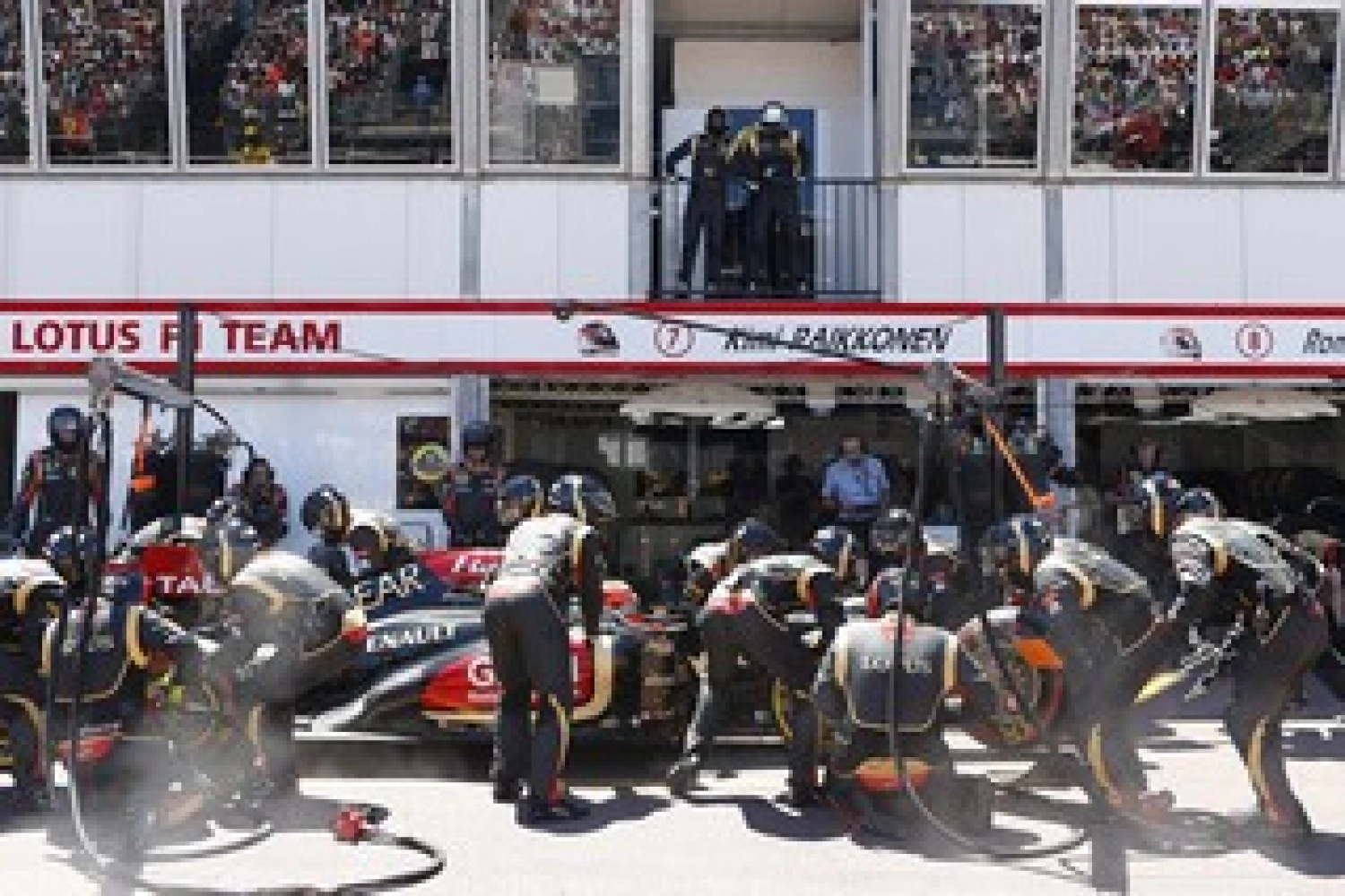 Sunday: Major setback for Lotus as Räikkönen retires