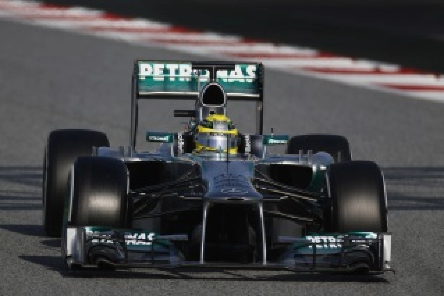 Mercedes at the heart of a controversy after tire tests