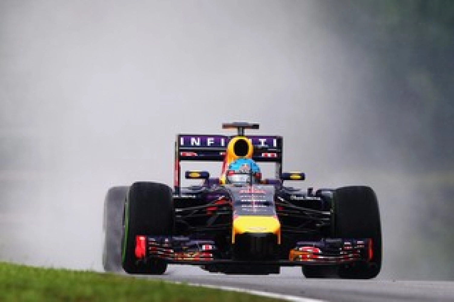 Great Britain – Free Practice 3: Sebastian Vettel and Red Bull dance in the rain