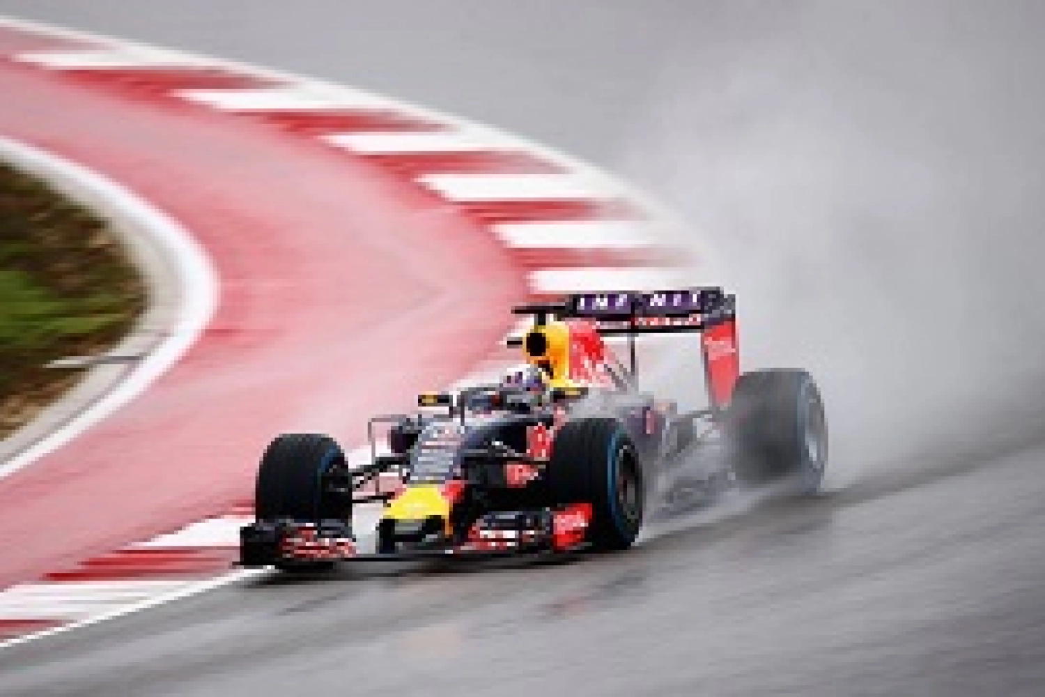 Pirelli Tests – Day 1: Vandoorne and McLaren-Honda already broken down!