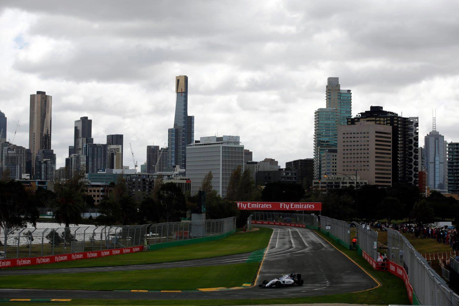 Australia – FP1: Between rain and wind, Lewis Hamilton leads the way