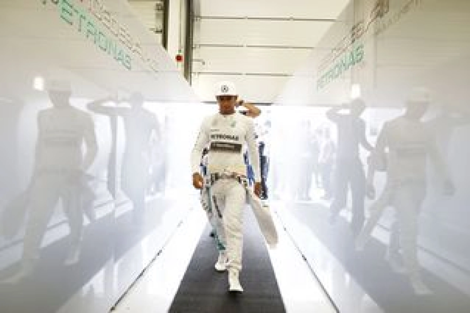 Anthony Hamilton: Lewis could be crowned mid-season in 2015