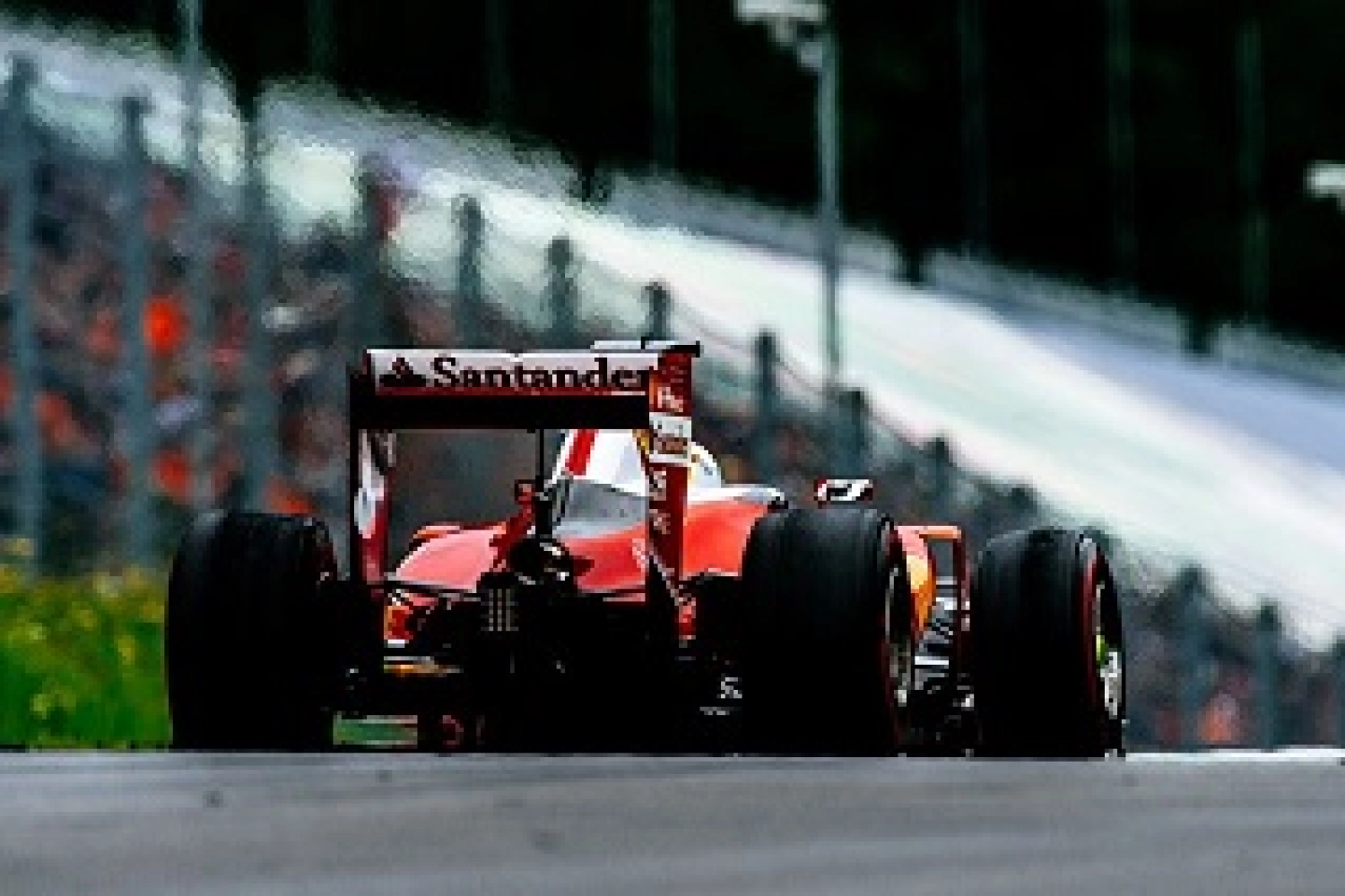 Ferrari: Räikkönen on the podium, Vettel in the wall