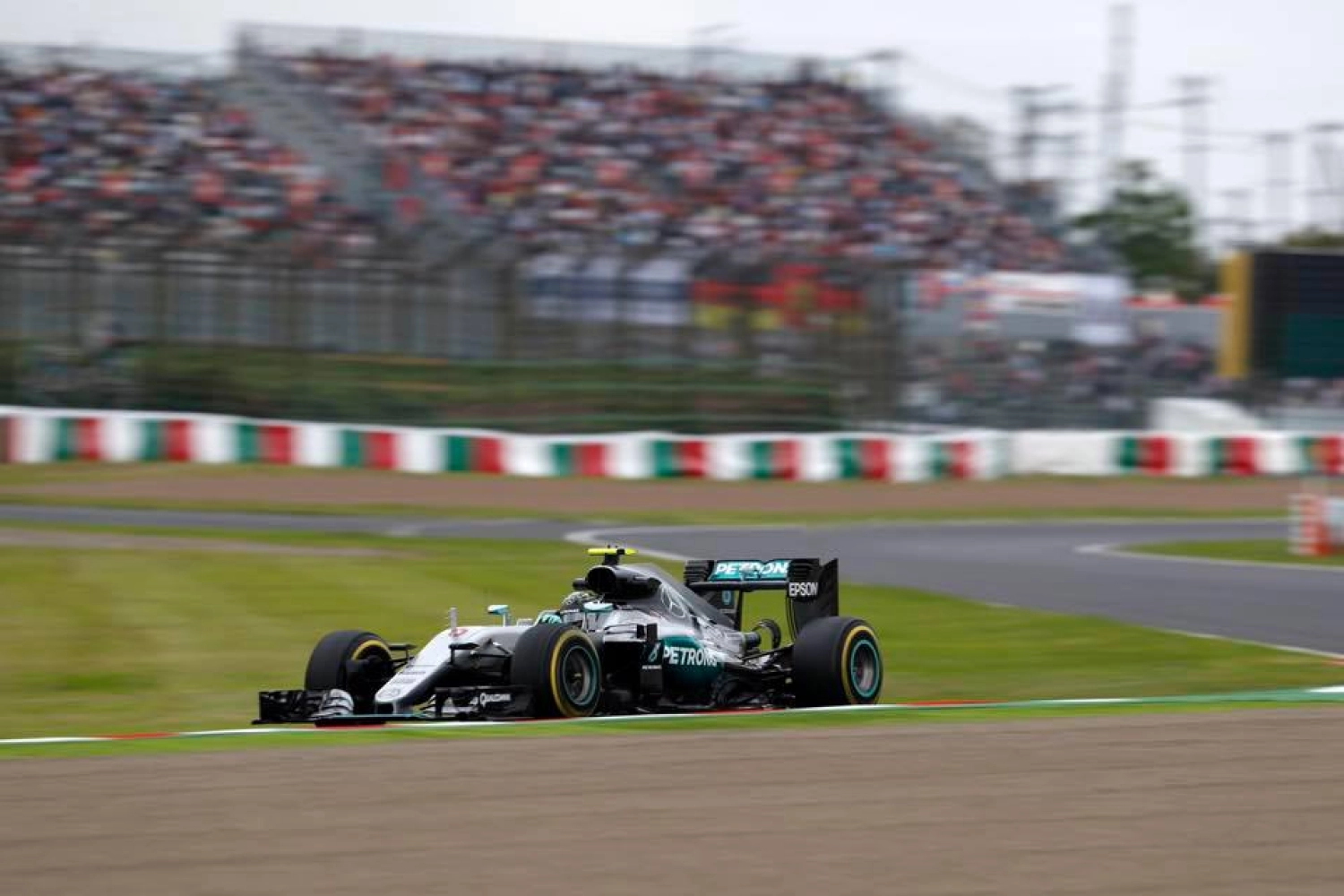 Japan – Qualifying: Rosberg narrowly snatches pole from Hamilton on the last lap!