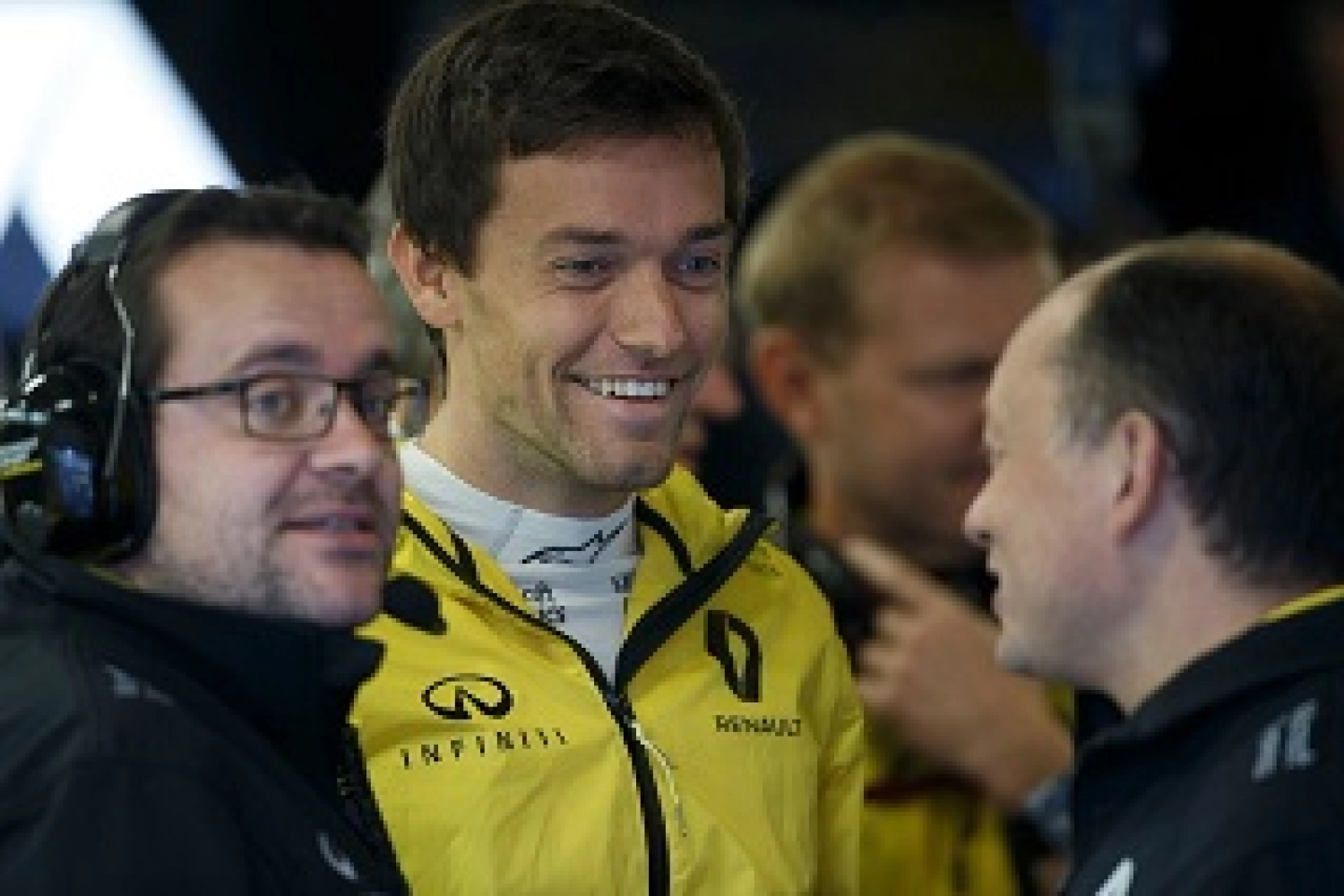 Official: Jolyon Palmer to stay with Renault in 2017