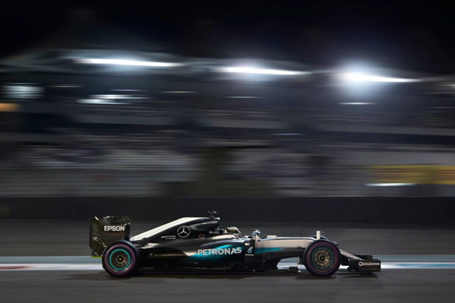 Abu Dhabi – Qualifying: Hamilton gives himself the right to dream, Rosberg secures the essentials