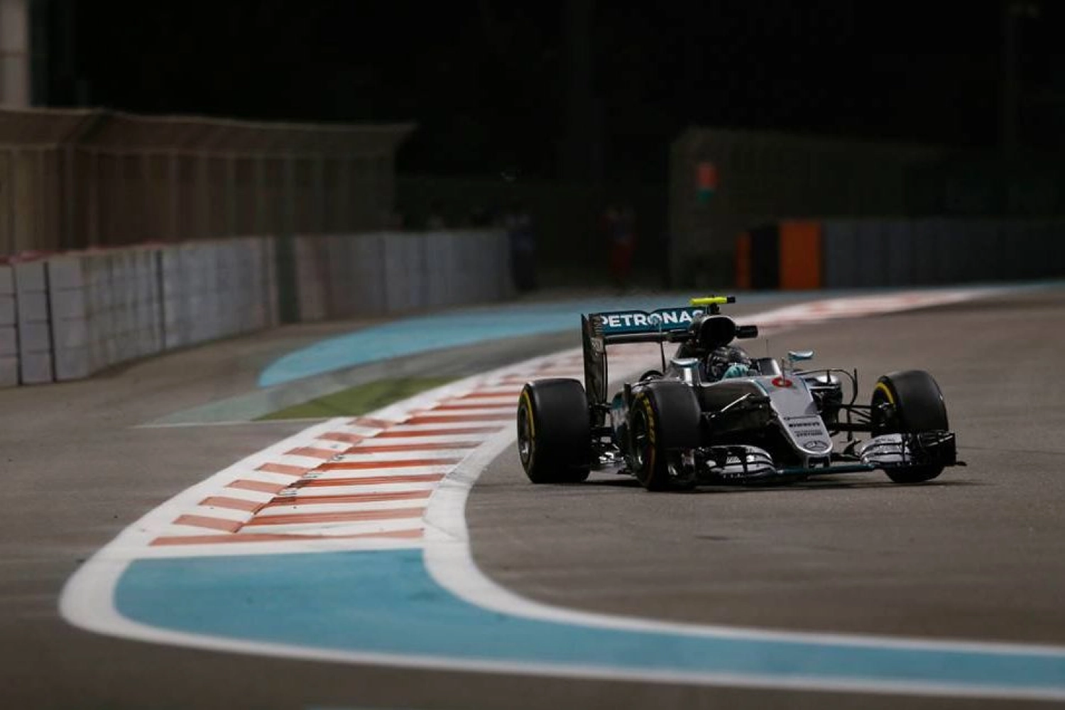 Abu Dhabi – Race: Hamilton bluffs his way to victory but Rosberg takes the Grail!