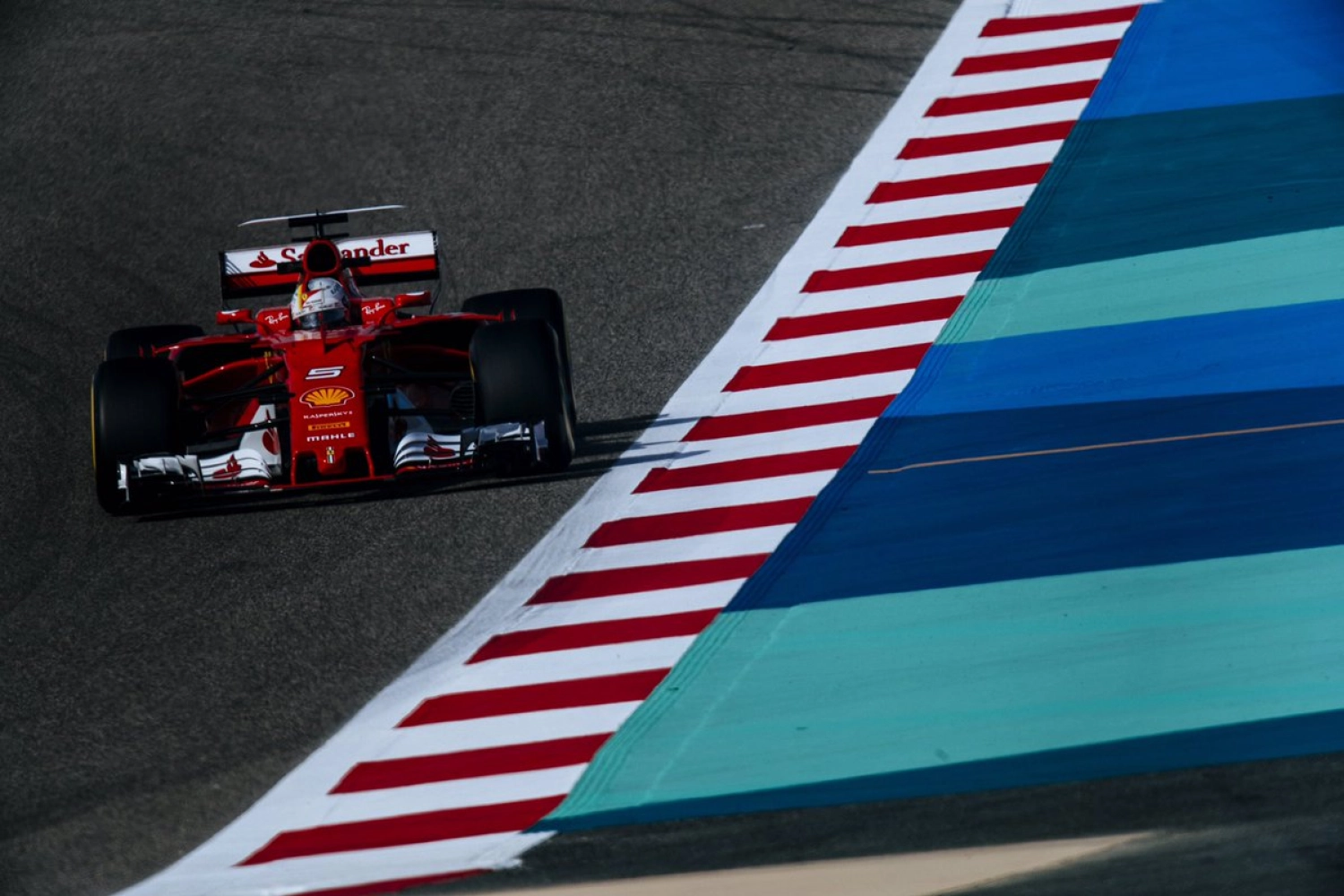 Bahrain – Free Practice 2: Vettel also shines at night, five drivers within three tenths of each other!