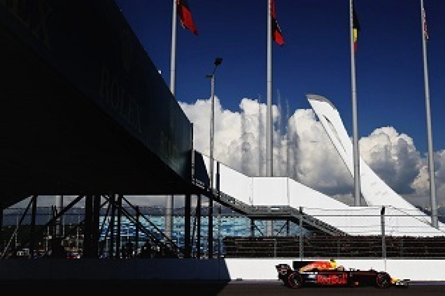 Red Bull: Verstappen scores and Ricciardo retires