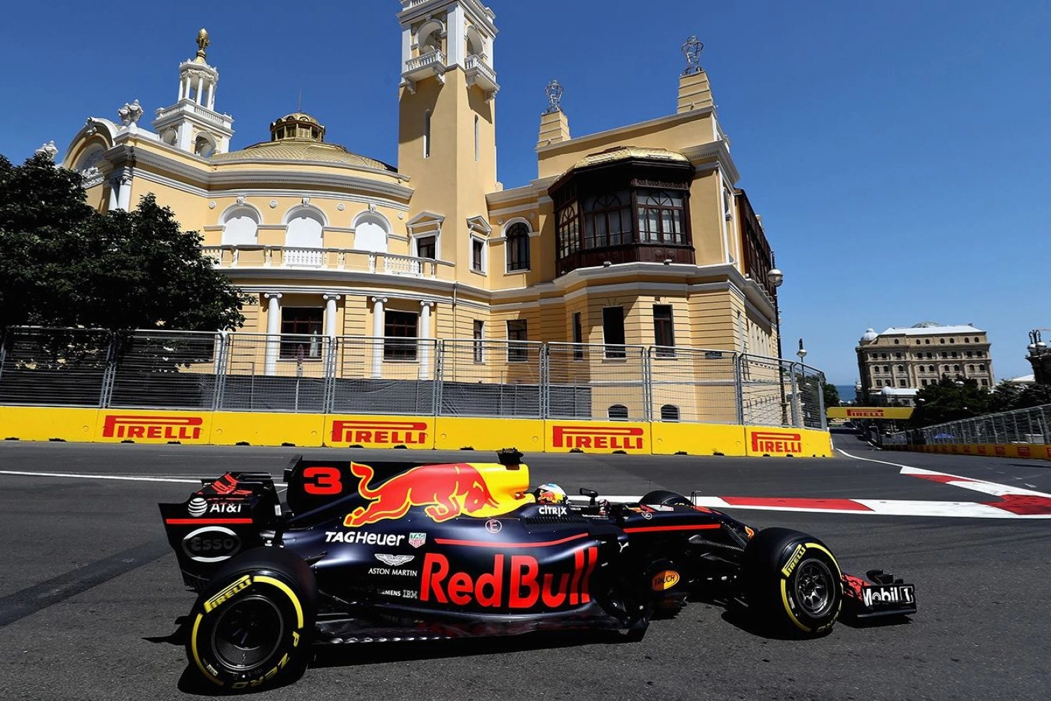 Ricciardo ends Q3 in the wall in Baku