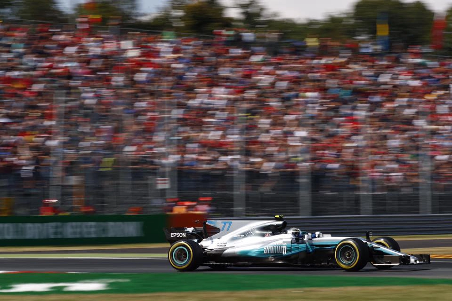 Mercedes checks all the boxes of its program, despite the threat of rain