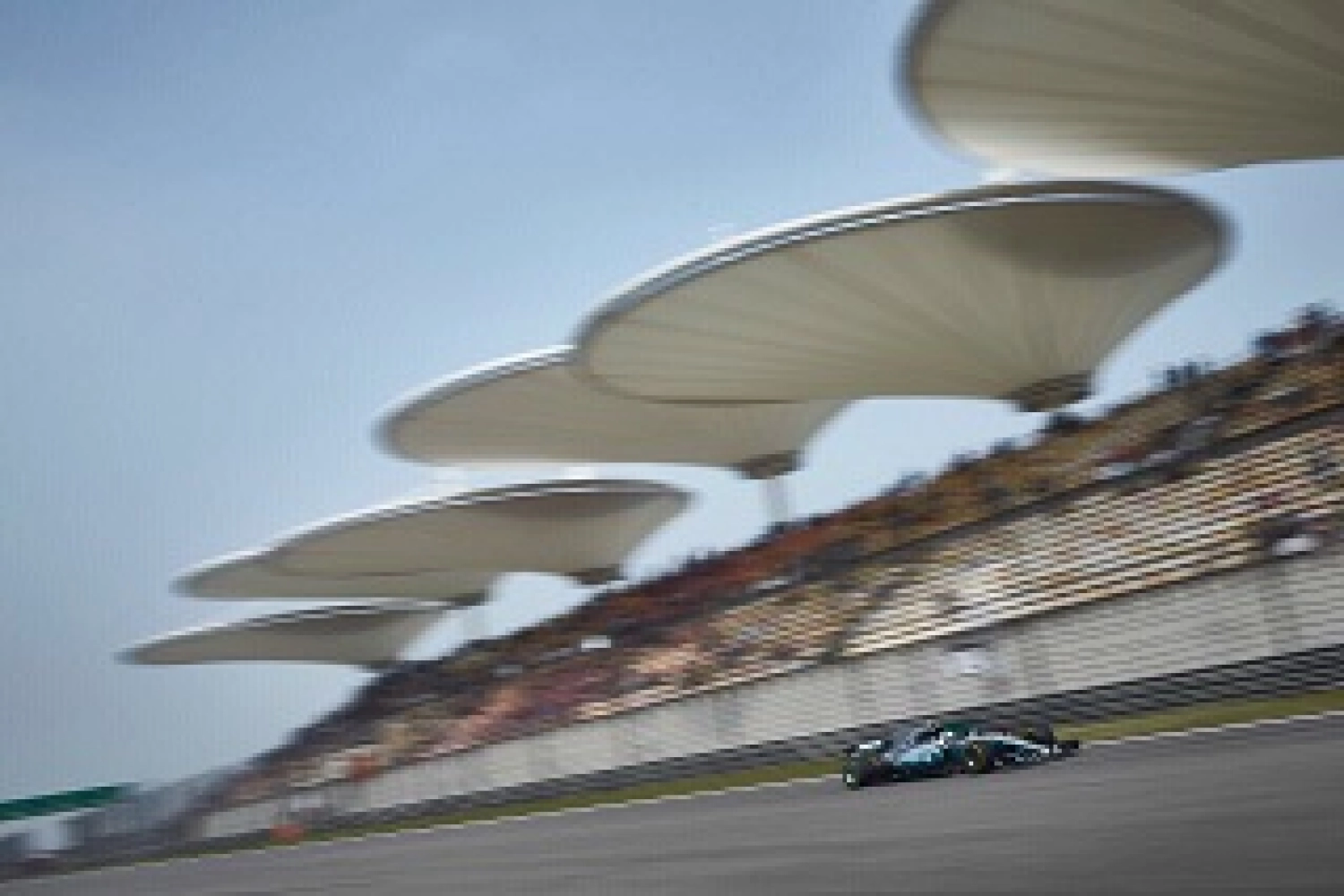 China – Race: Hamilton dominates Vettel and Verstappen