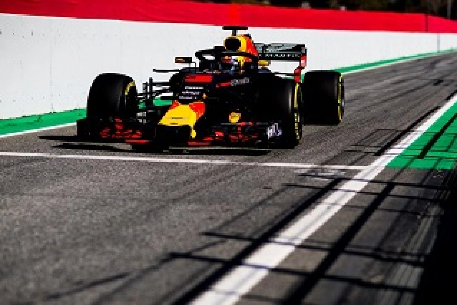Official: Daniel Ricciardo penalized on the starting grid!