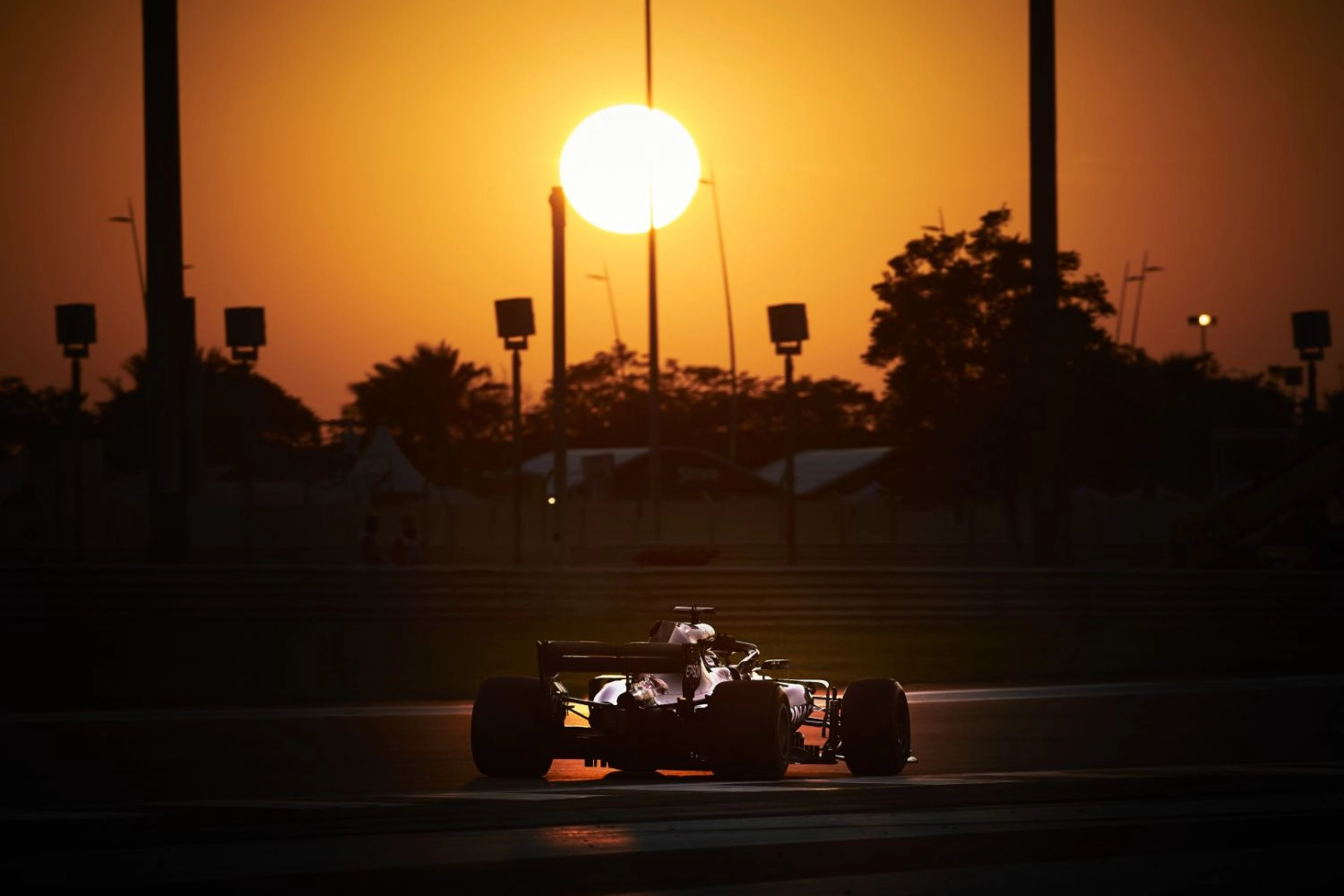 Abu Dhabi – Race: Lewis Hamilton wins the twilight of the season