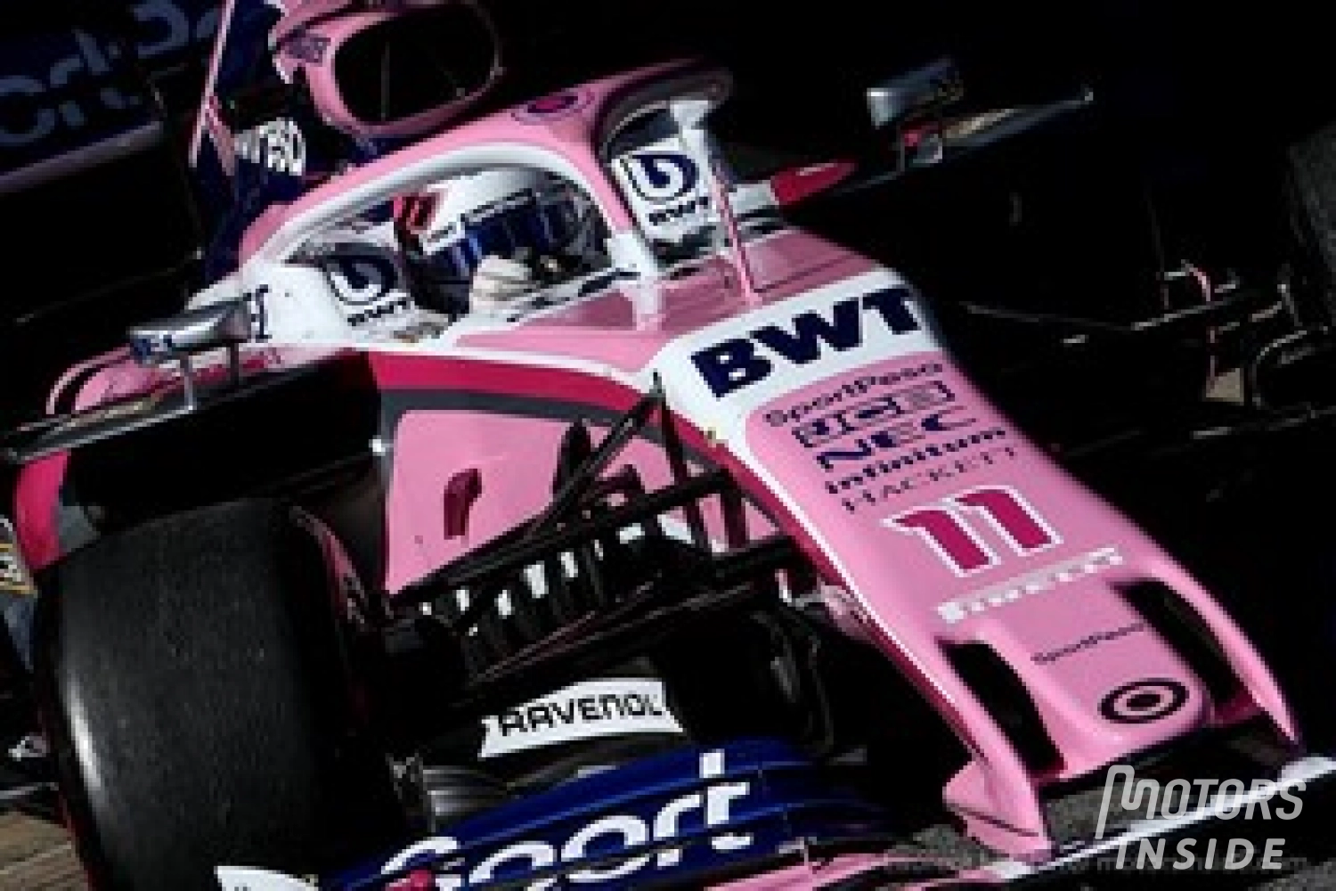 Pérez narrowly avoided a dramatic accident with two marshals!