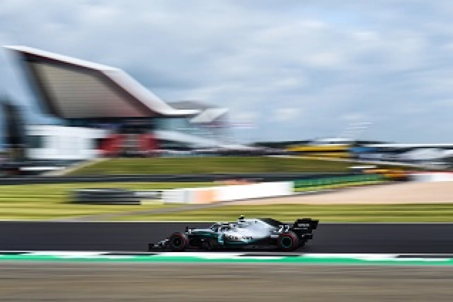 England – Free Practice 2: Bottas ahead of Hamilton, a Renault breaks down!