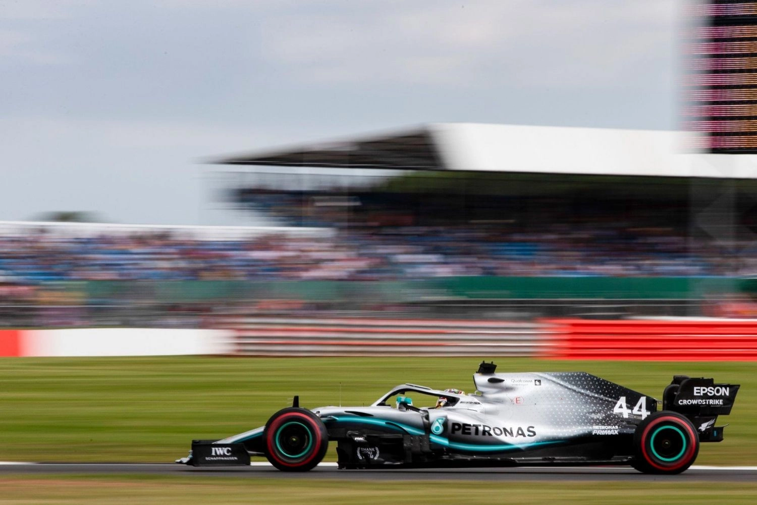 England – Race: Hamilton Once Again a Prophet in His Own Country!