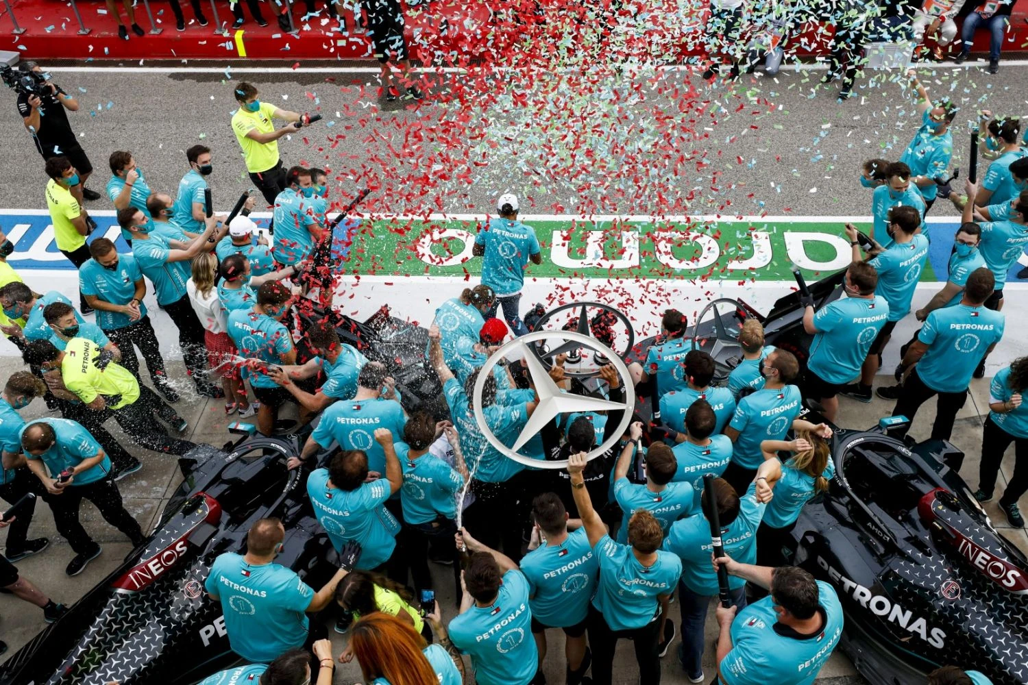 Mercedes with its 7th consecutive constructors’ title breaks records