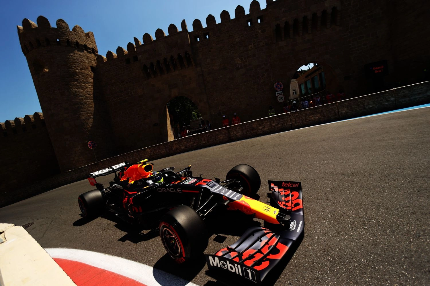 Azerbaijan Grand Prix: Pérez wins, Verstappen crashes, Gasly on the podium!