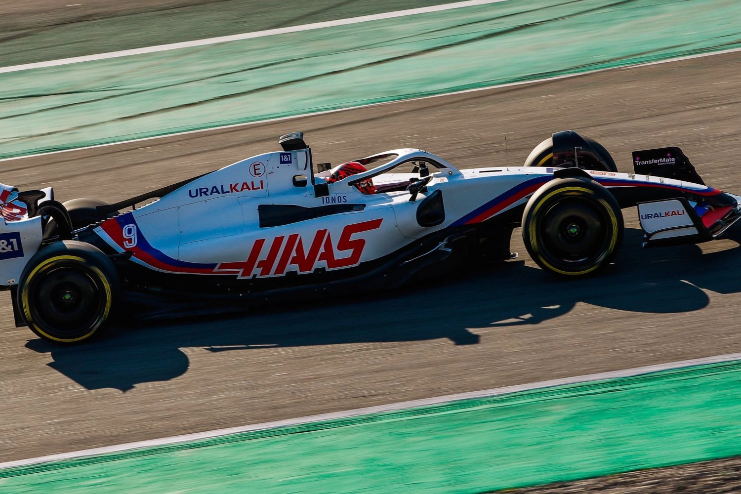 Haas modifies its livery for the last day of testing in Barcelona