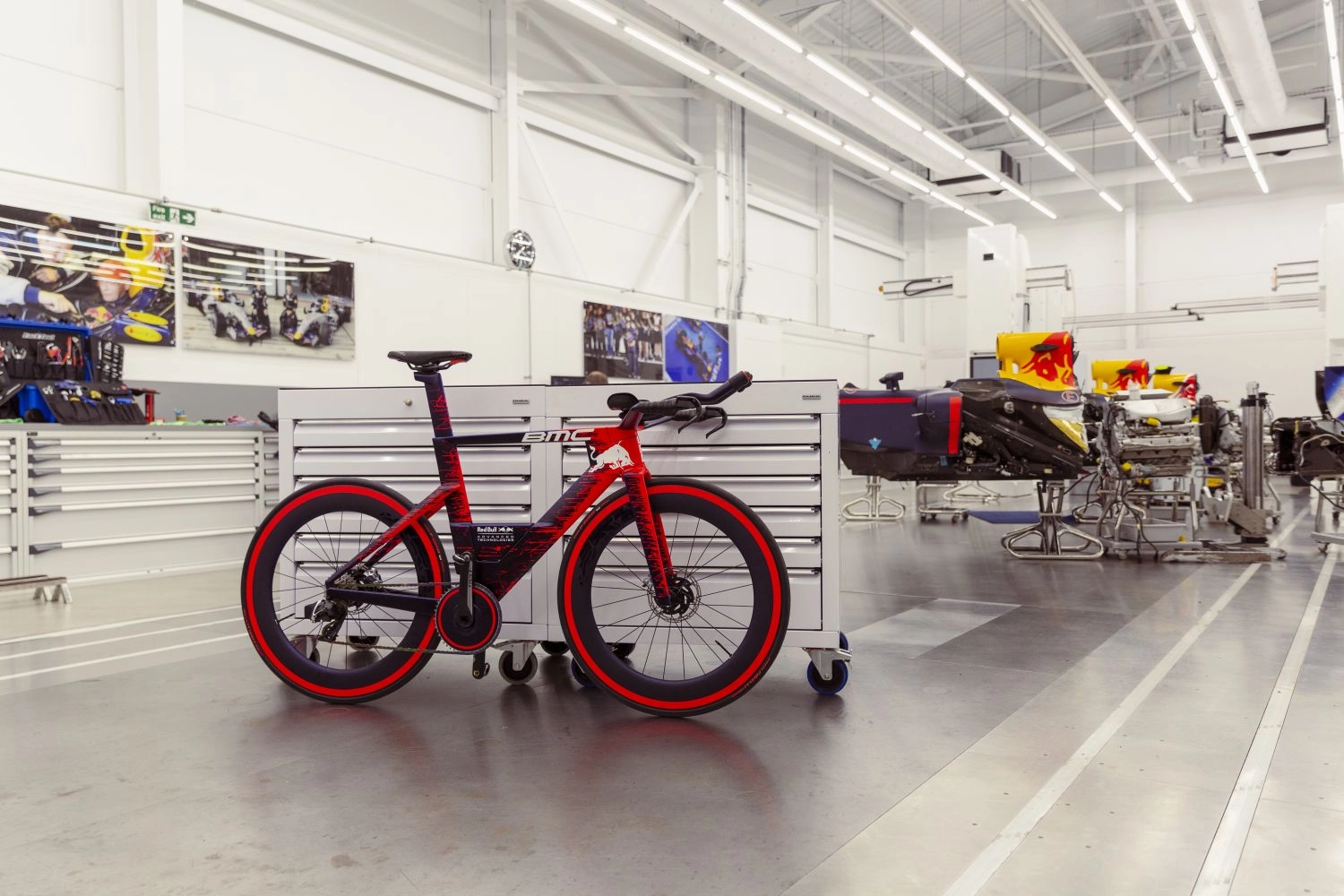 BMC and Red Bull unveil a bike after 3 years of wind tunnel research