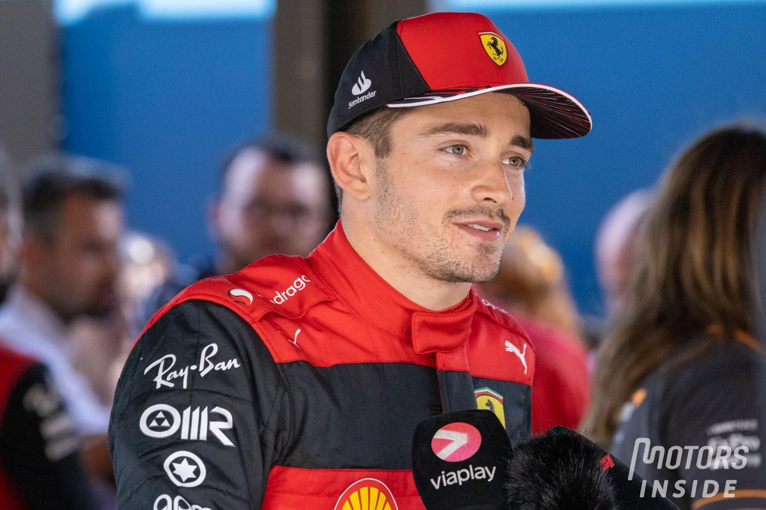 Leclerc applauds Sainz’s work during the qualifying session of the French Grand Prix