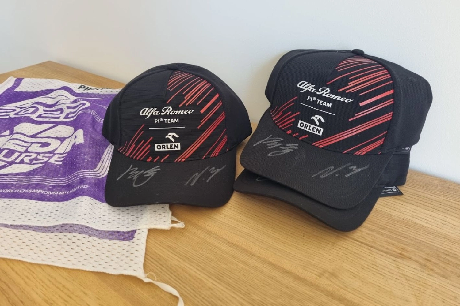 Contest: Win a cap signed by Bottas and Zhou!
