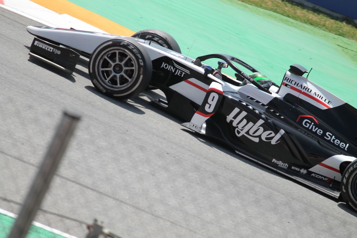 News in pole position, Théo Pourchaire falling behind