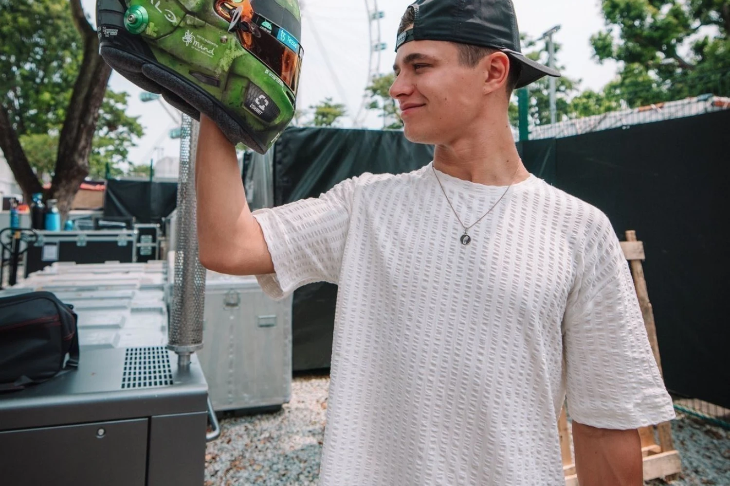 Lando Norris unveils a new helmet