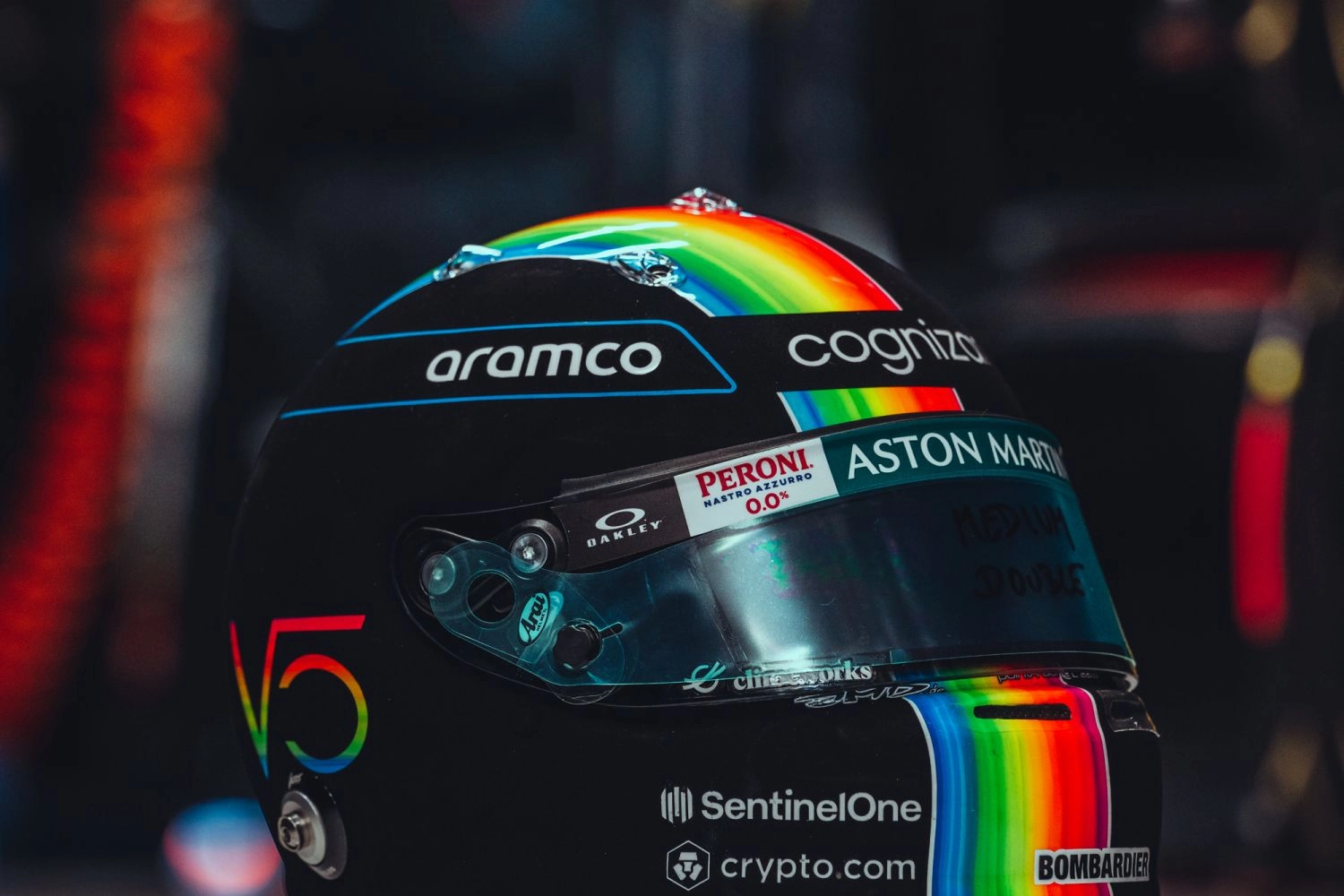 Vettel presents a black edition of his helmet for Singapore