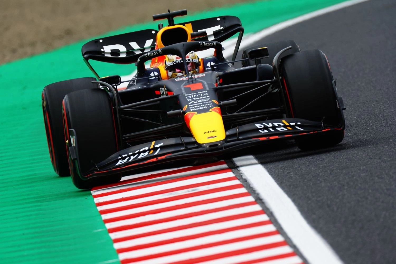 Max Verstappen keeps his pole position in Suzuka after a simple reprimand from the FIA
