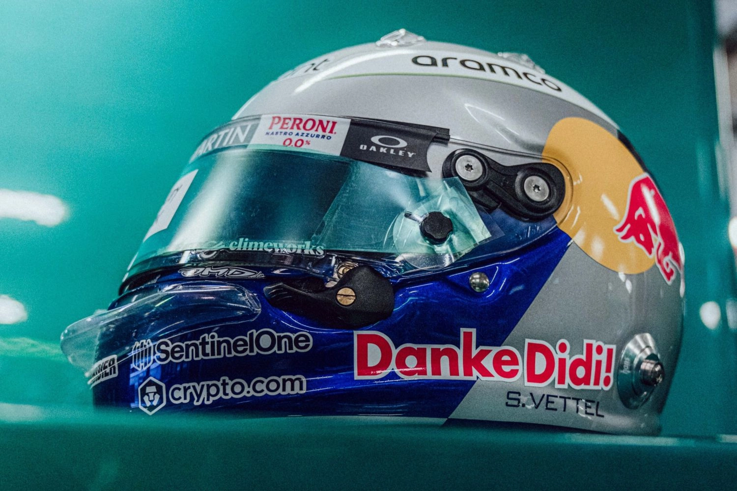 Sebastian Vettel pays tribute to Dietrich Mateschitz on his helmet
