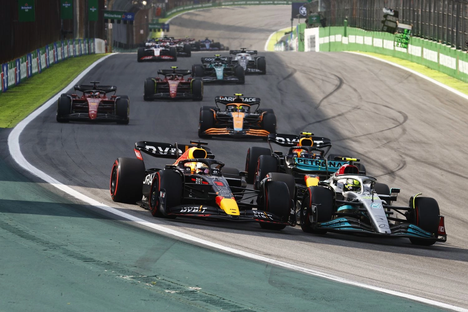 Hamilton – Verstappen accident at Interlagos: Verstappen sanctioned by the stewards