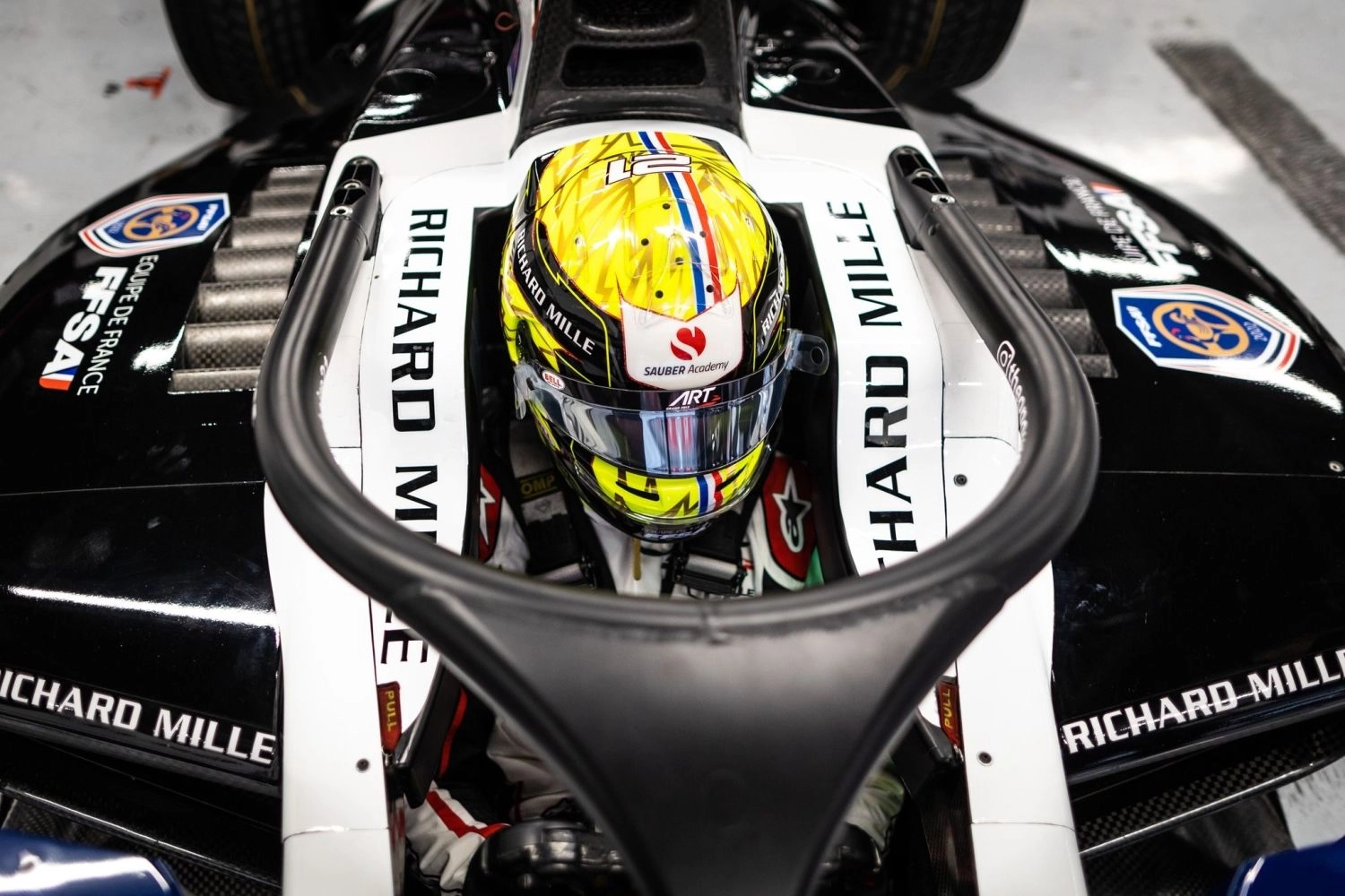 Théo Pourchaire for a third season in Formula 2