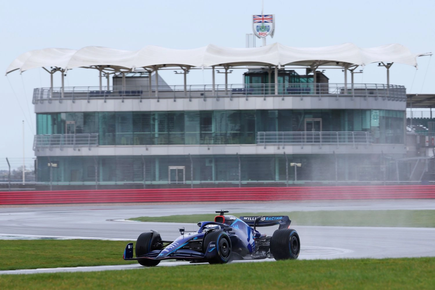 The British Grand Prix threatened by storms during qualifying
