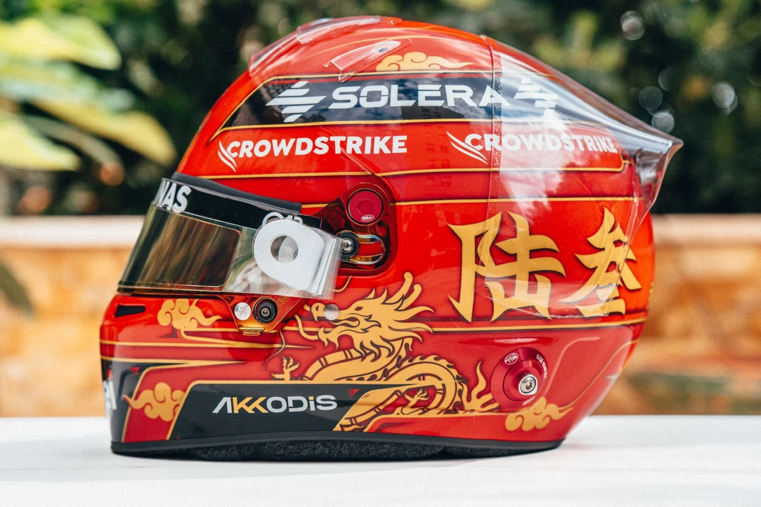 A helmet in Chinese colors for George Russell
