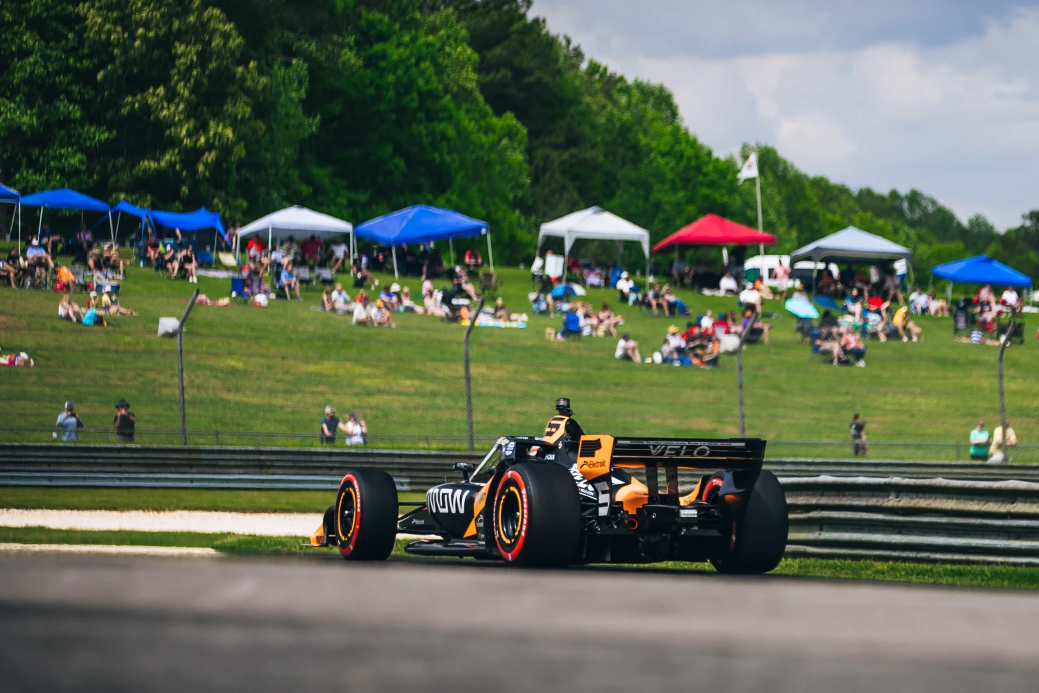 In Indycar, a dummy falls on the circuit during the race and nobody cares (video)