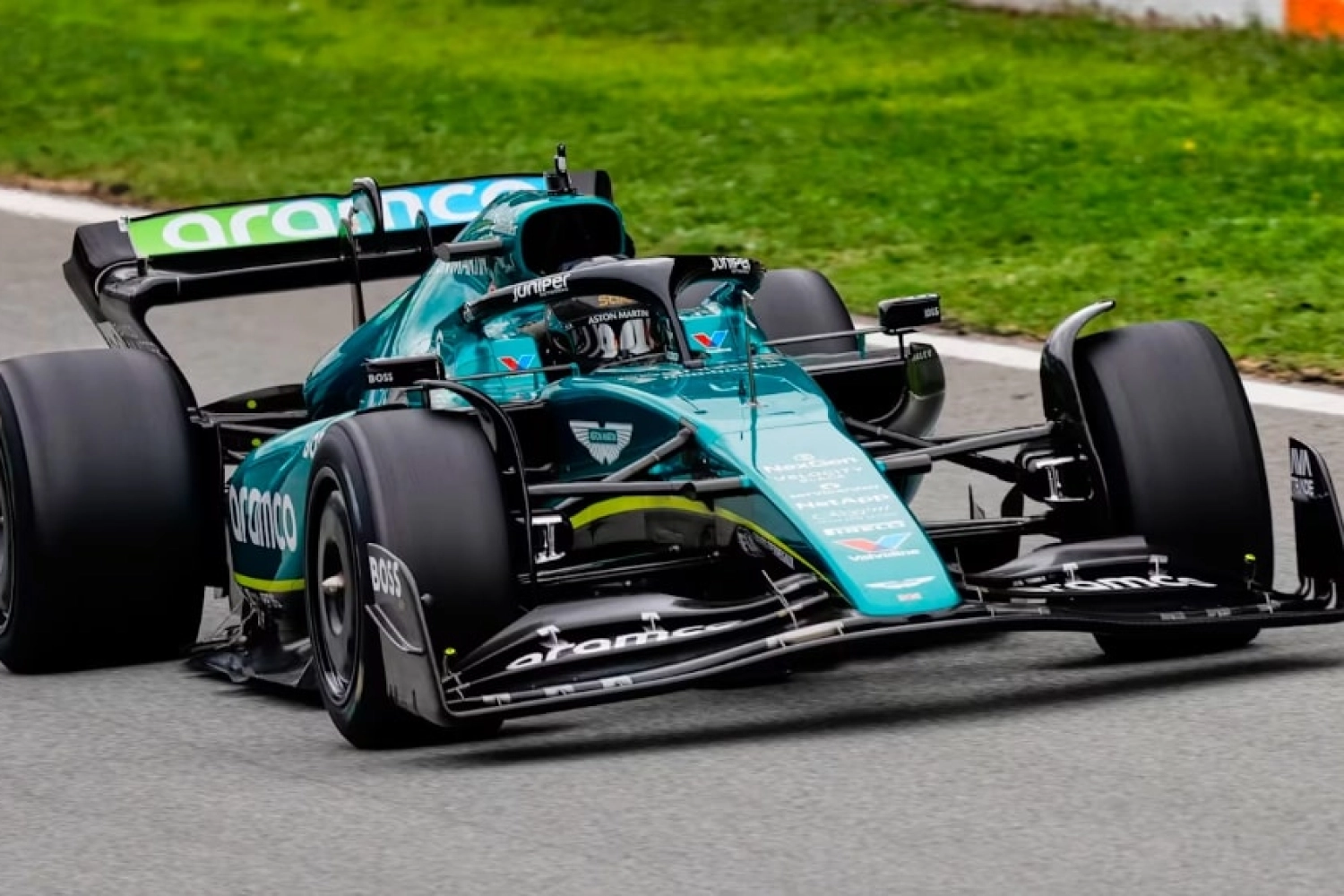 Aston Martin, first team to test tires for 2026