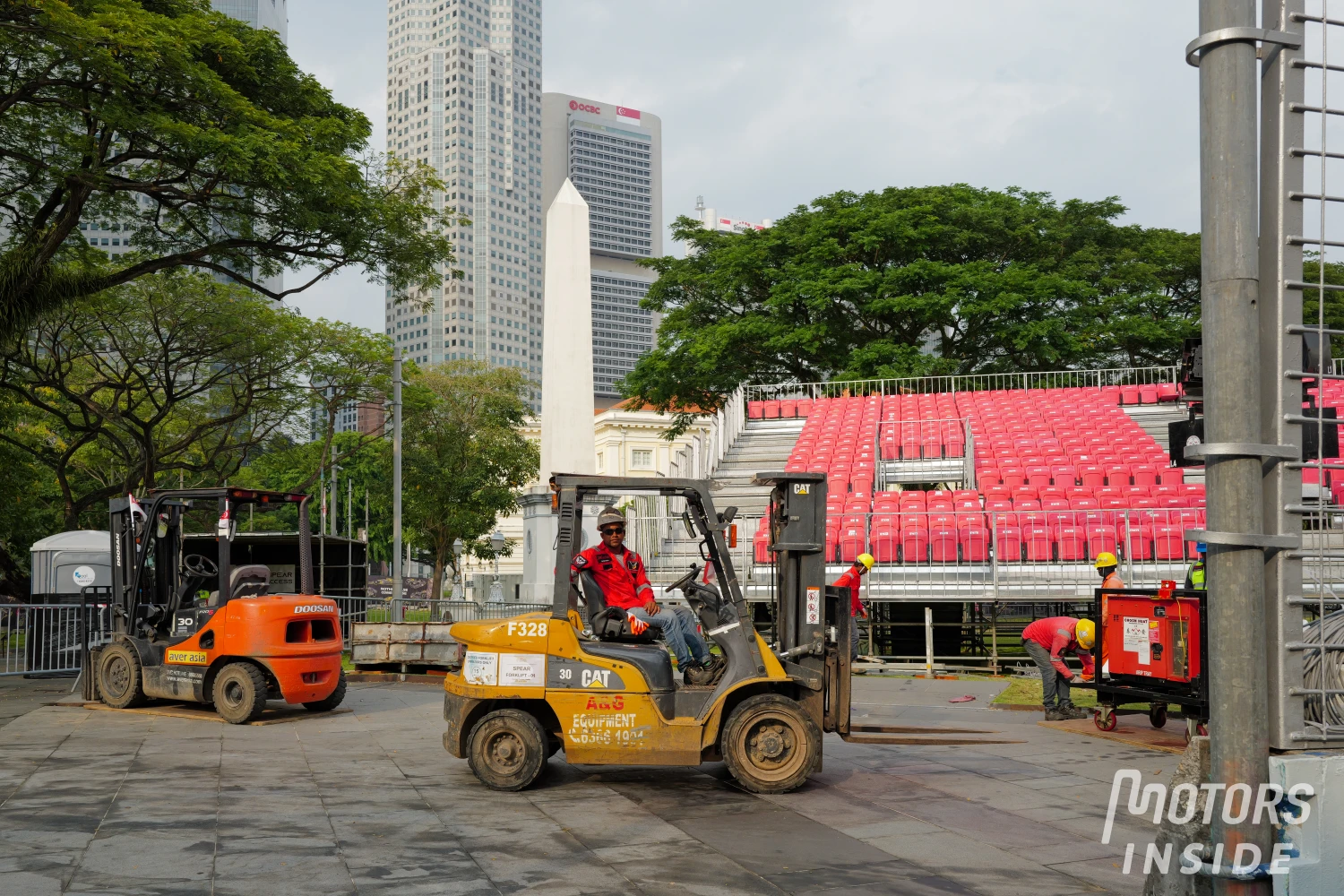 Ouvriers construisant les tribunes proches d'Anderson Bridge, au cœur de la ville, Septembre 2024