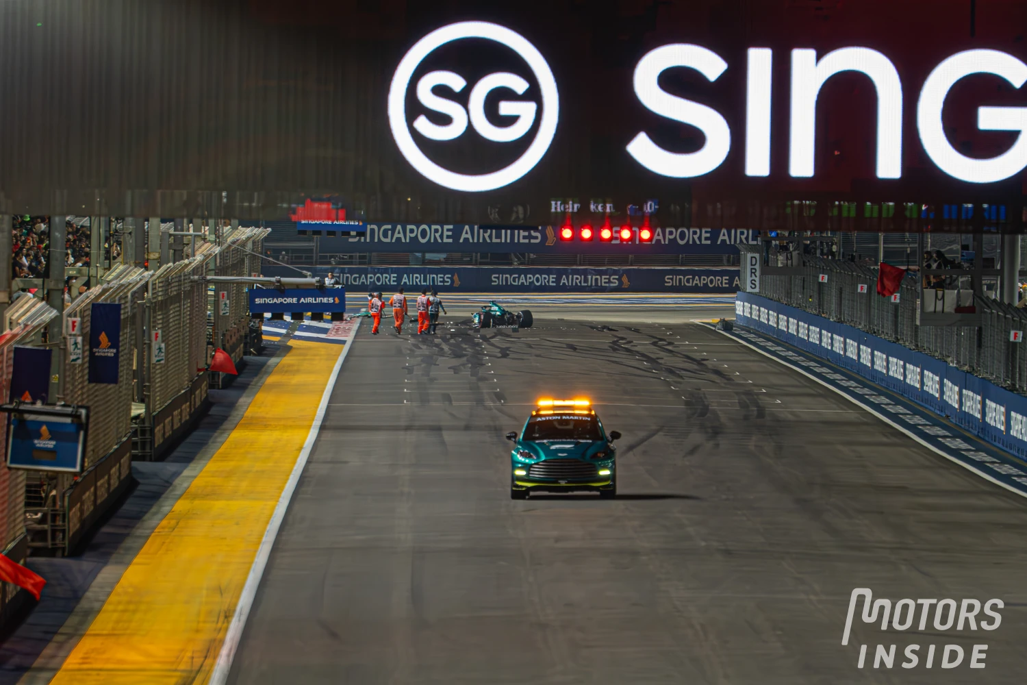 L'Aston Martin de Lance Stroll gisant sur la piste et rapidement prise en charge par les commissaires