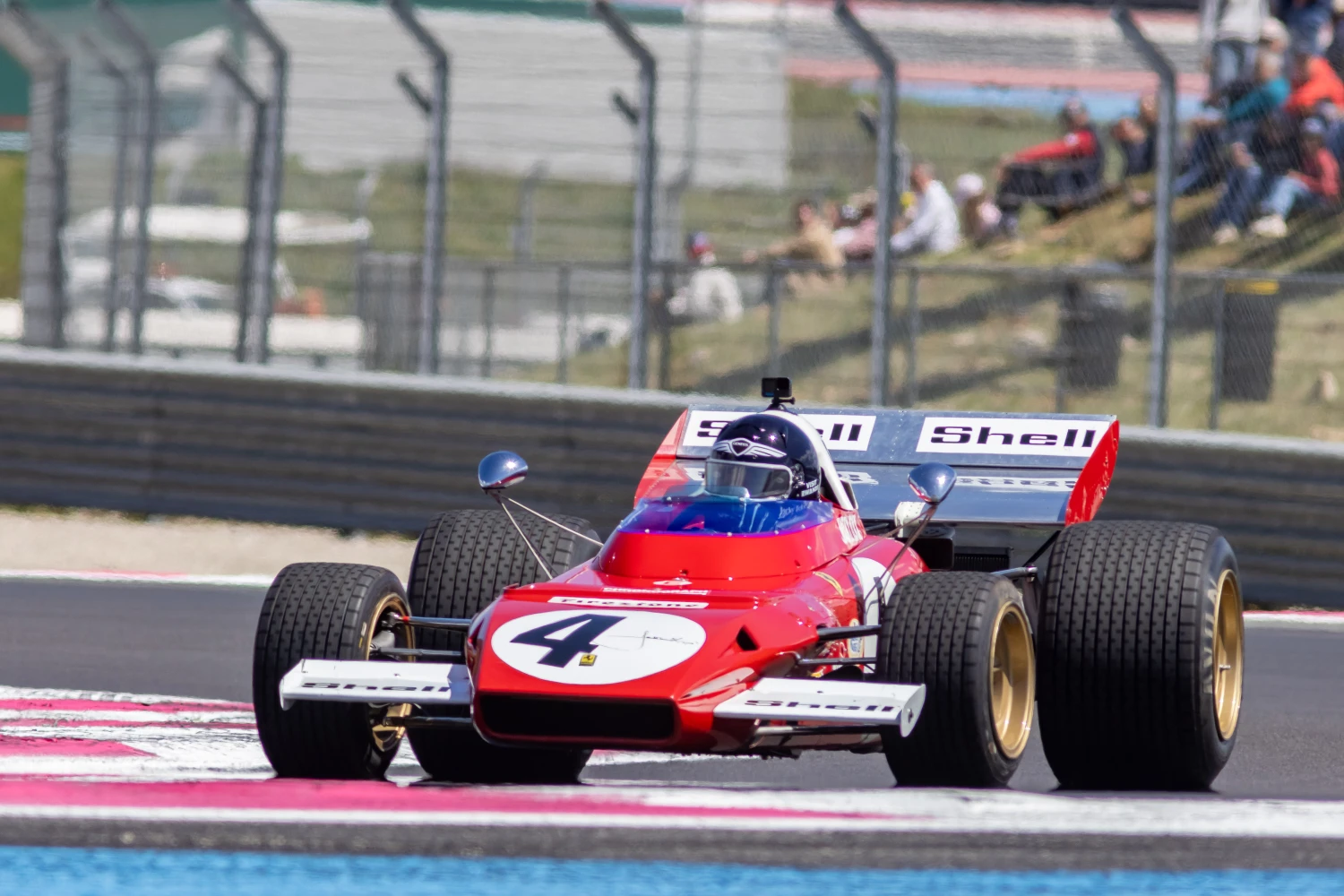 Jacky Ickx en démo au volant de sa Ferrari.