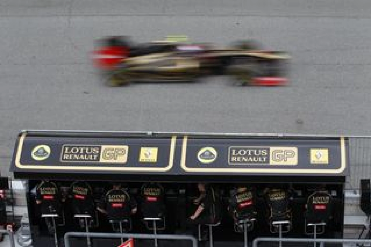 Ecclestone a été "tenté" par un rachat de l&rsquo;équipe Renault fin 2009