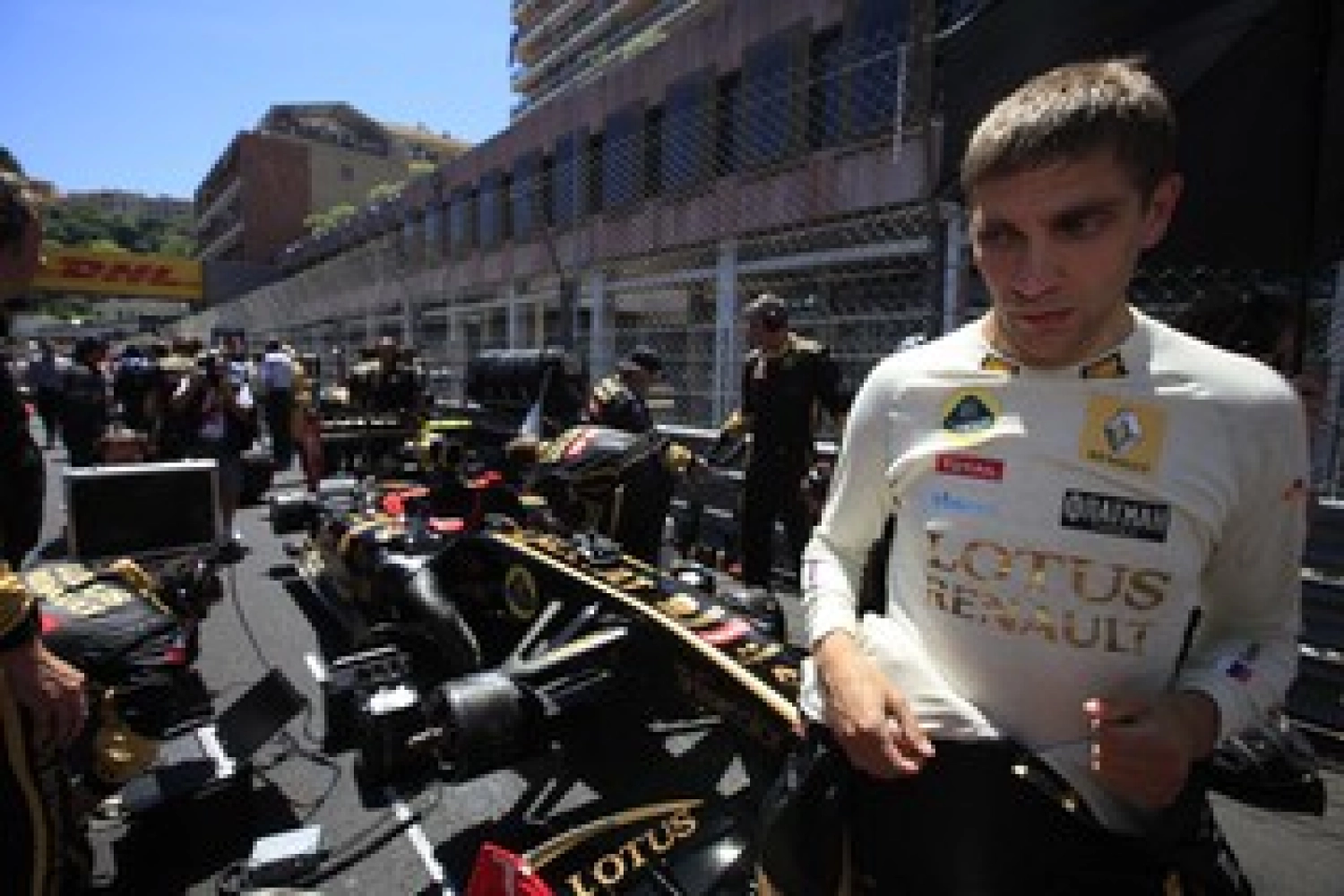 Petrov met la pression sur Lotus Renault GP