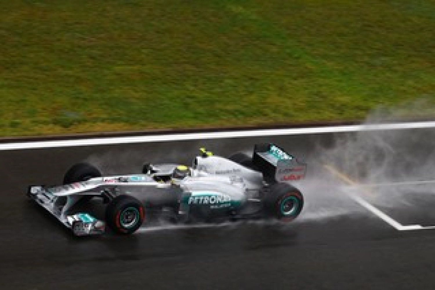 Vendredi : la Mercedes continue d&rsquo;évoluer